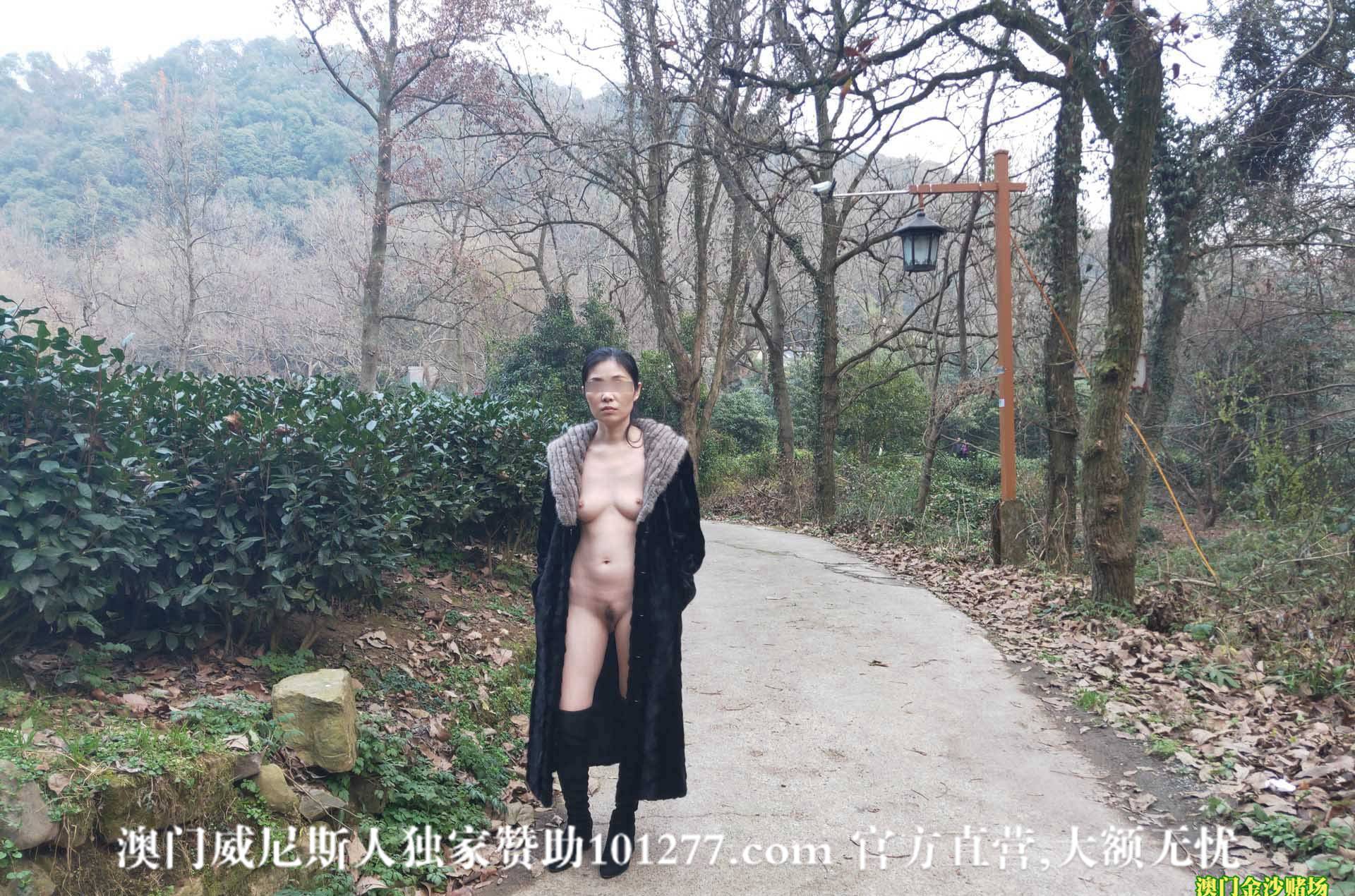 露天茶园和路边人前露出【13P】