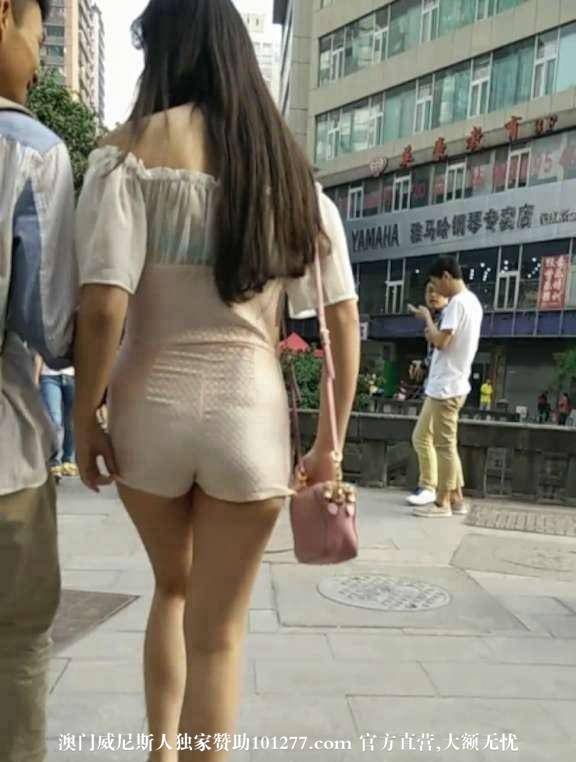 白嫩美腿长发美眉身穿粉色热裤【10P】