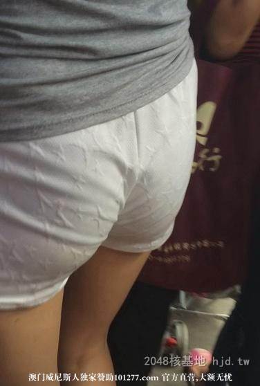 白色热裤小MM，都勒出骆驼趾了【10P】