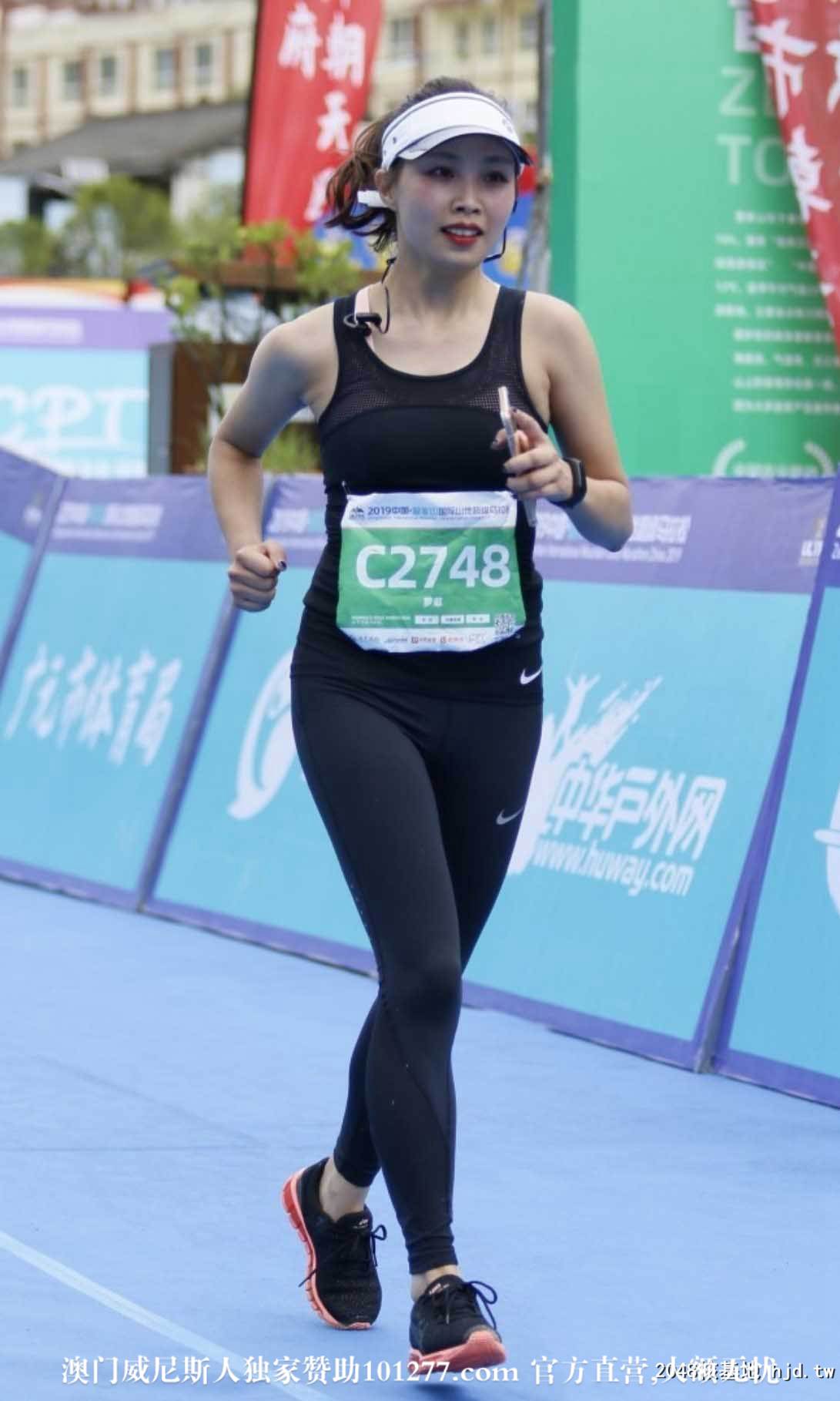 街拍爱运动的黑色紧身裤妹子【12P】