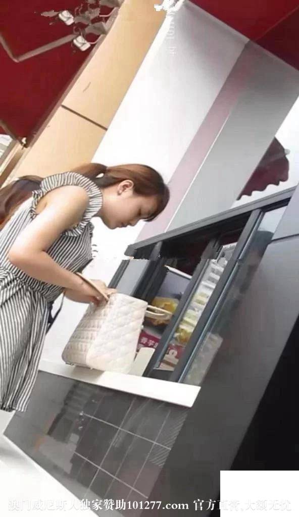 裙底偷拍两少妇，既惊险又刺激【16P】