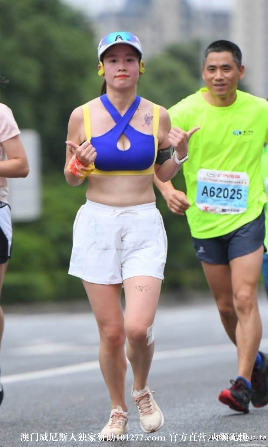 街拍爱运动的大胸妹子【12P】