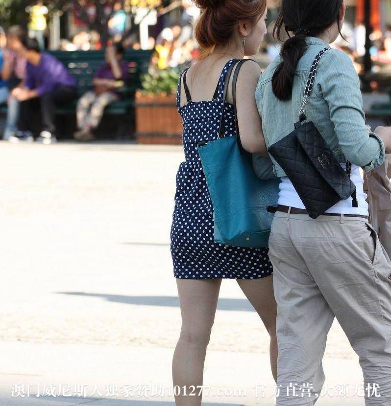 吊带连衣裙黑丝美眉【10P】