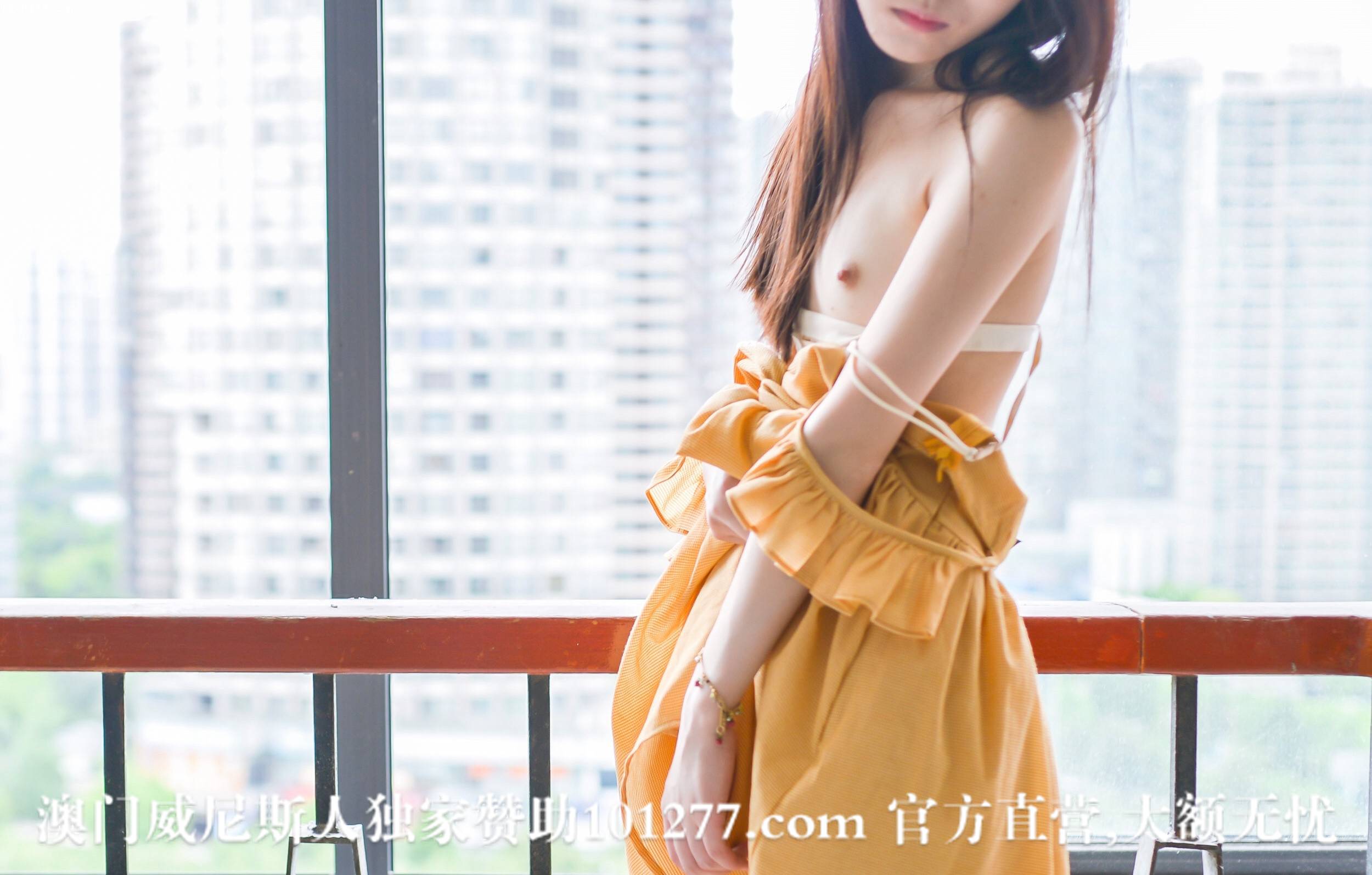 穿黄裙妹子工地门前露出【13P】