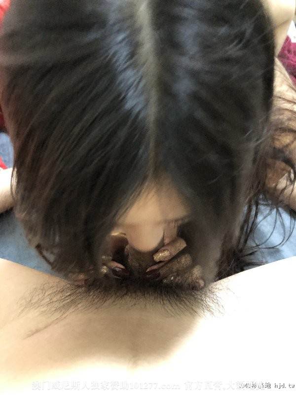 白天森林公园露出，晚上回家吃鸡，有你们最爱的大屁股，还是把毛剃了清爽！[15P]