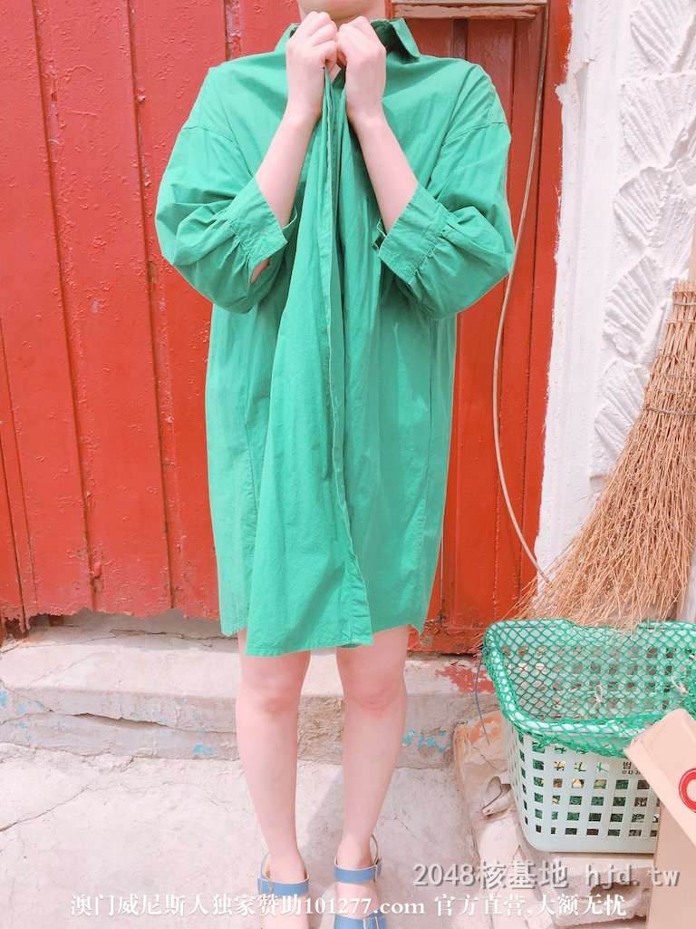 绿衣裙女郎户外露肉体【11P】